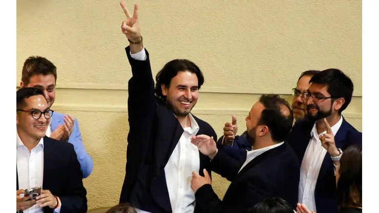 El diputado Vlado Mirosevic festeja la votación que lo deja como Presidente de la Cámara de Diputados, durante la Sesión de Sala.
