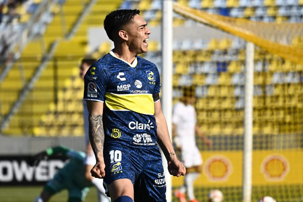 Joan Cruz festeja ante Universidad de Chile, aunque los azules remontaron la llave y pasaron por penales en la Copa Chile 2024. (Jose Veas/Photosport).
