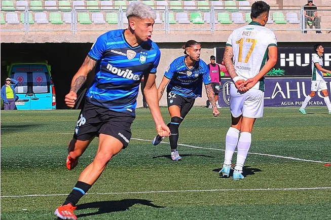 Así festejó Maxi Gutiérrez su golazo ante Copiapó. (Juan Carlos Moreau/Photopsort).