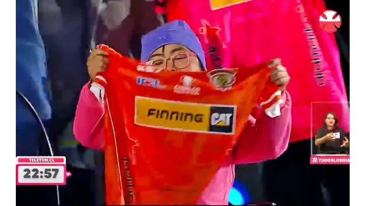 Martina luce la camiseta de Cobreloa en el Estadio Nacional, en uno de los momentos más emotivos de la velada solidaria en el Estadio Nacional