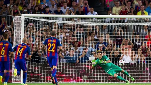 Claudio Bravo ataja el penal al Sevilla de Sampaoli