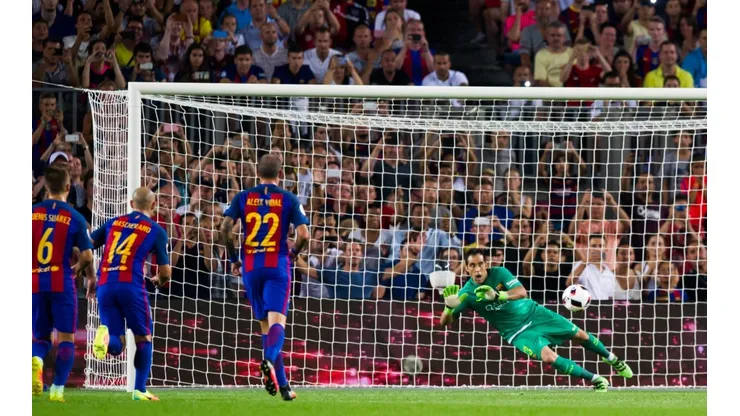 Claudio Bravo ataja el penal al Sevilla de Sampaoli