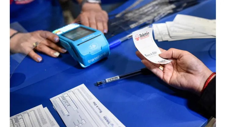 Primeras donaciones para Teletón en estación Plaza Egaña,.