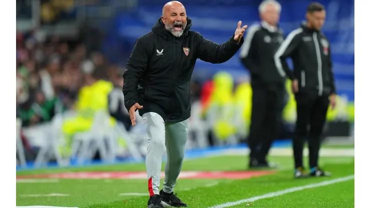 Jorge Sampaoli grita efusivamente en el duelo que el Sevilla cayó por 3-1 ante el Real Madrid en el estadio Santiago Bernabéu.