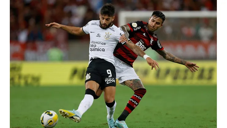 Erick Pulgar disputa un balón con Yuri Alberto en la derrota de Flamengo ante Corinthians en la 35° fecha del Brasileirao.