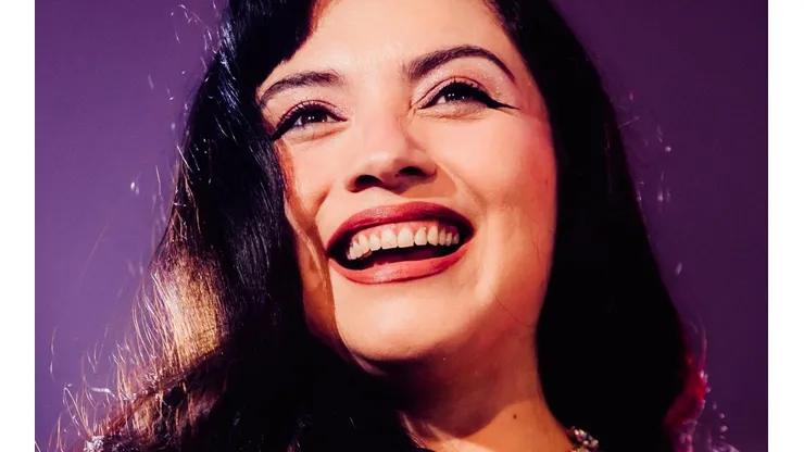 Mon Laferte en el escenario del Movistar Arena, para su show en Chile.
