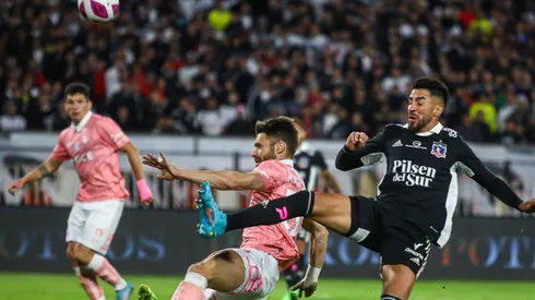 Católica jugando contra Colo Colo en el Monumental
