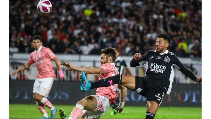 Católica jugando contra Colo Colo en el Monumental