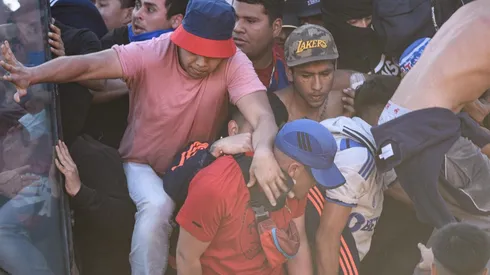 La avalancha de los hinchas de la U en el Santa Laura llevó a la intervención de Carabineros