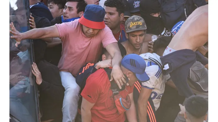 La avalancha de los hinchas de la U en el Santa Laura llevó a la intervención de Carabineros