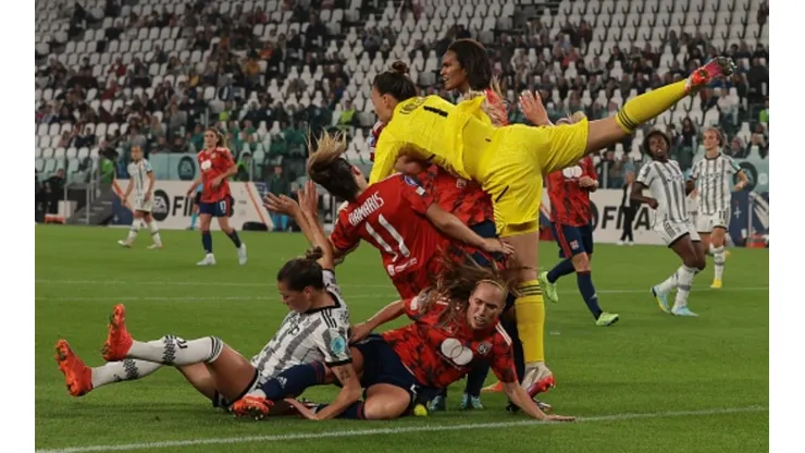 Tiane lesiona sin querer a una compañera en la Champions