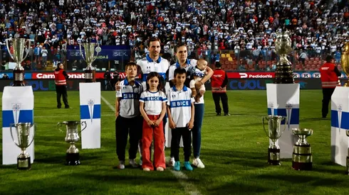 Fuenzalida recibió el homenaje de la UC junto a los trofeos que ganó en su carrera