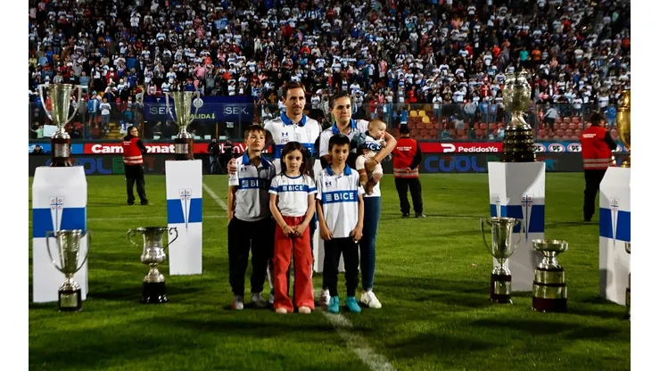 Fuenzalida recibió el homenaje de la UC junto a los trofeos que ganó en su carrera
