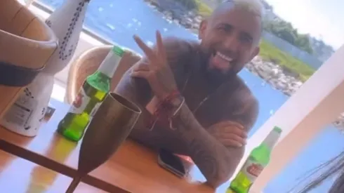 El que es campeón de América celebra como quiere. Arturo Vidal goza en un yate tras ganar la Copa Libertadores.