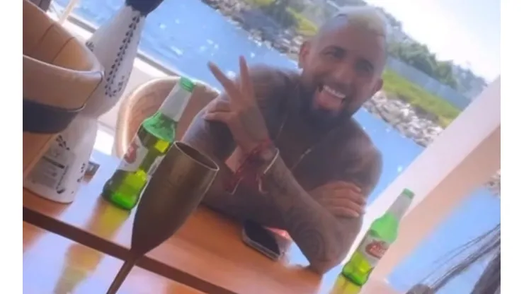 El que es campeón de América celebra como quiere. Arturo Vidal goza en un yate tras ganar la Copa Libertadores.