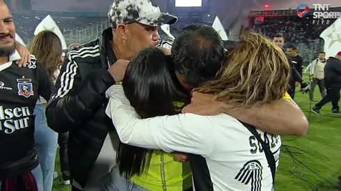 Suazo llora abrazado a su familia