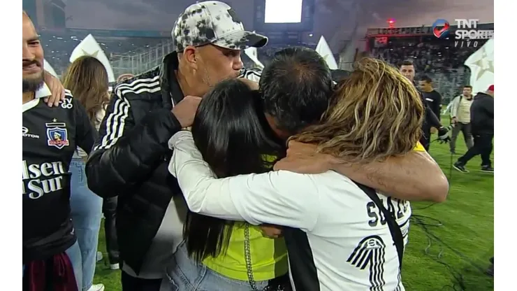 Suazo llora abrazado a su familia