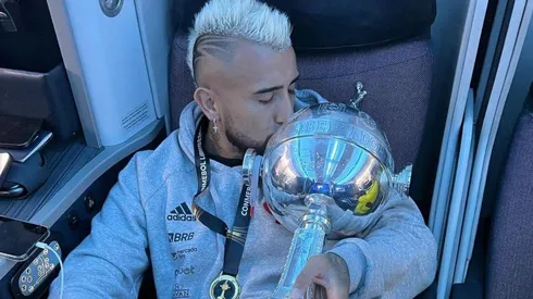 Vidal disfrutó el viaje de regreso a Brasil con la Copa Libertadores en sus brazos