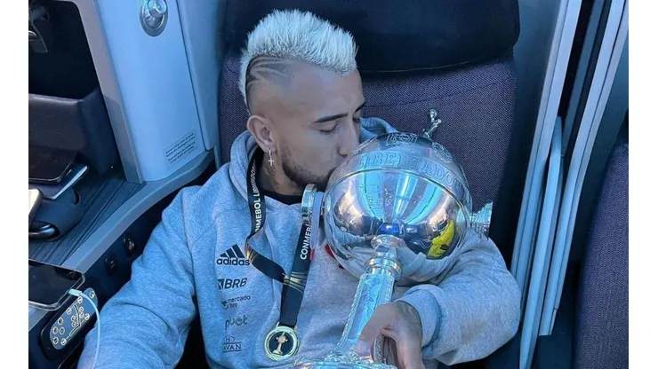 Vidal disfrutó el viaje de regreso a Brasil con la Copa Libertadores en sus brazos