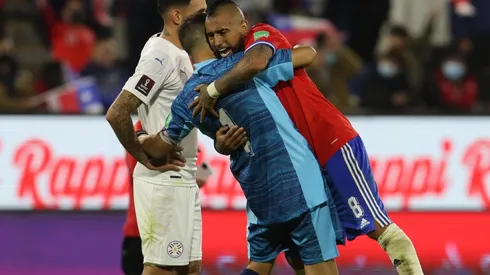 Claudio Bravo es pura alegría con el campeón Arturo Vidal
