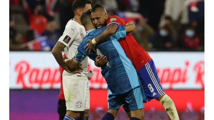 Claudio Bravo es pura alegría con el campeón Arturo Vidal