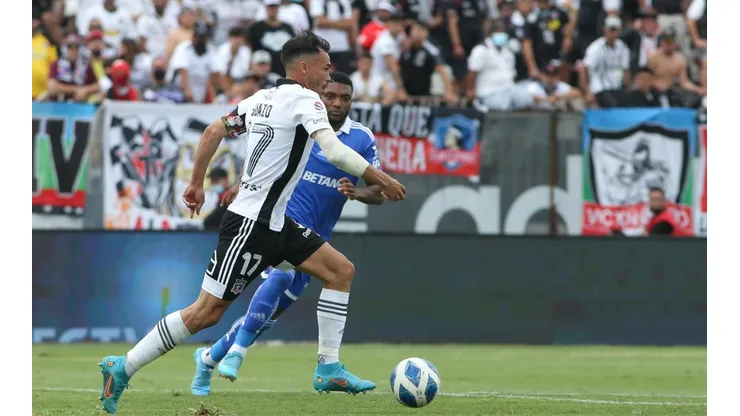 Gabriel Suazo lleva el balón mientras lo persigue Junior Fernandes en el último Superclásico jugado en el estadio Monumental.