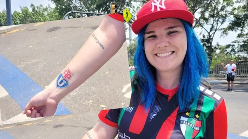 Hincha brasileña de la U con camiseta de Palestino en la final de Copa Libertadores.