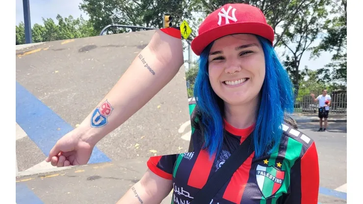 Hincha brasileña de la U con camiseta de Palestino en la final de Copa Libertadores.