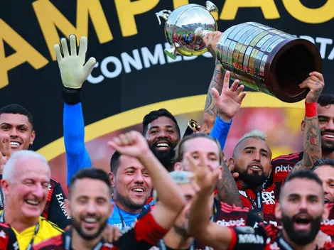 Vidal se adueña del trofeo del Fla campeón de Libertadores