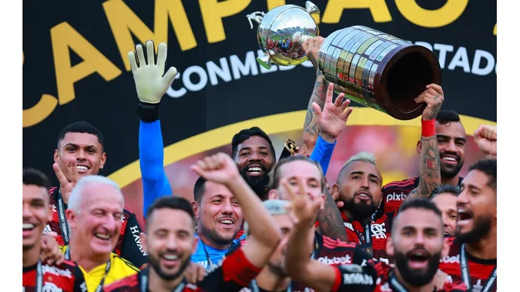 Arturo Vidal levantó la Copa Libertadores arriba del escenario de Flamengo.