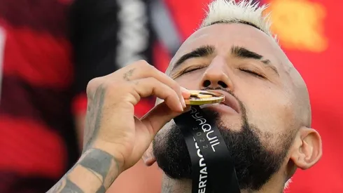 Arturo Vidal besando su medalla de campeón de Copa Libertadores.