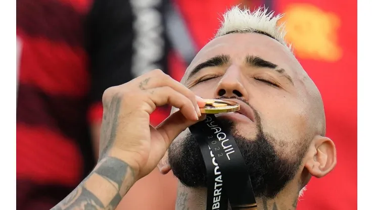 Arturo Vidal besando su medalla de campeón de Copa Libertadores.
