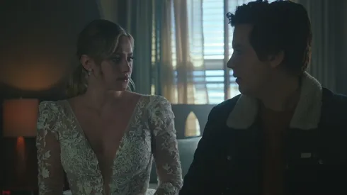 Jughead y Betty vivirán complejos momentos en la sexta temporada.