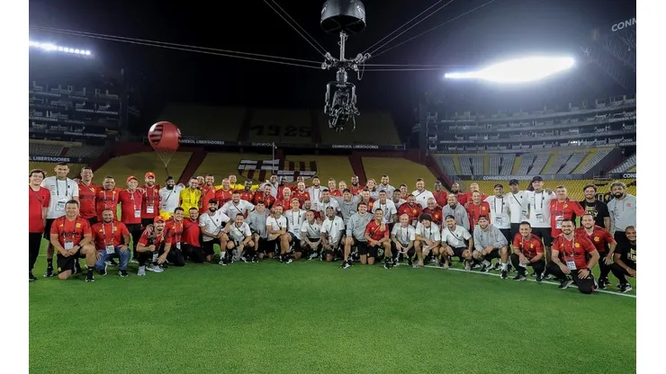 El plantel de Flamengo estuvo en el estadio Monumental en Guayaquil.