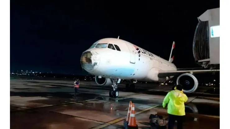 Avión proveniente de Chile debió aterrizar de emergencia en Paraguay: terminó sin un motor
