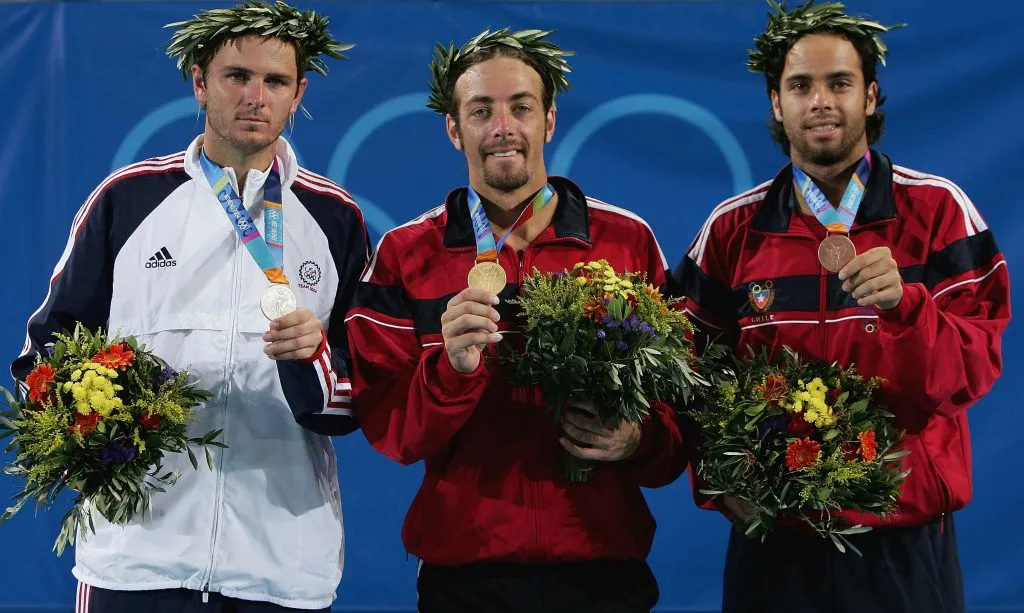Nicolás Massú y Fernando González en lo más alto de Atenas 2004, junto a Mardy Fish. Imagen: Getty.
