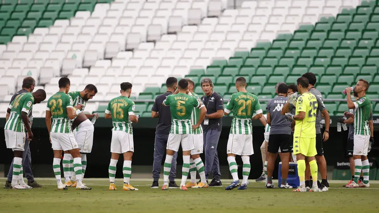Manuel Pellegrini da una charla para el plantel del Betis.