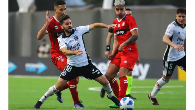 Williams Alarcón disputa una pelota con Agustín Bouzat en la victoria por 2-1 de Unión La Calera ante Colo Colo en el estadio Nicolás Chahuán Nazar.