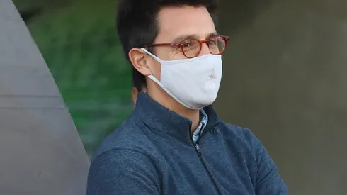 Luis Roggiero presencia un partido de la Universidad de Chile en 2021.