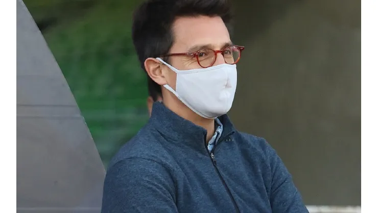 Luis Roggiero presencia un partido de la Universidad de Chile en 2021.
