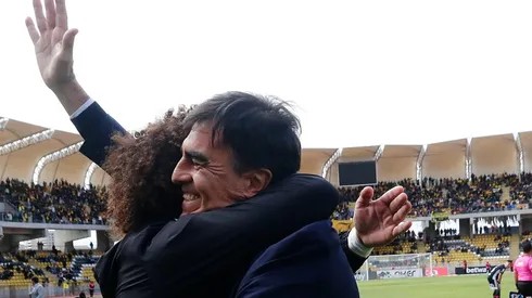 Quinteros se abraza con Falcón tras obtener el título