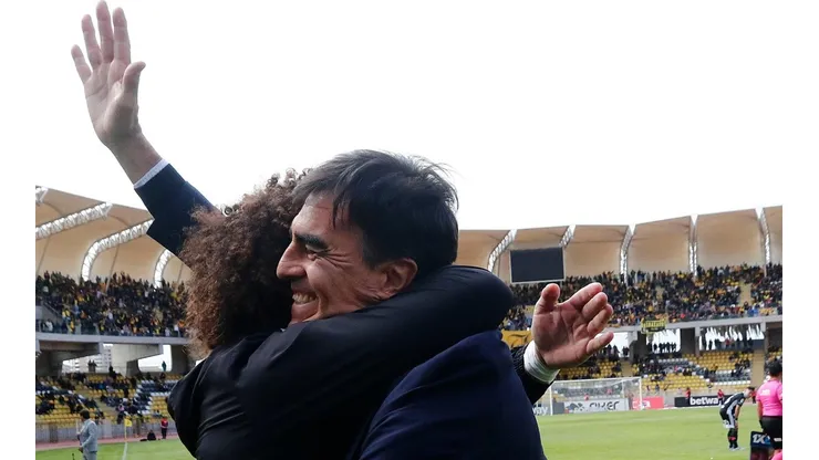 Quinteros se abraza con Falcón tras obtener el título