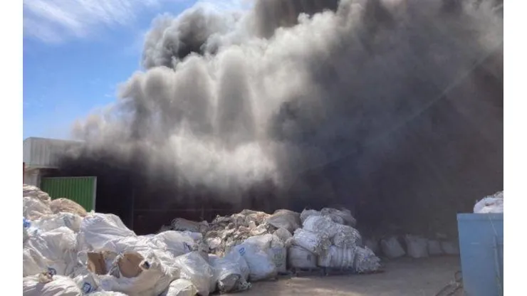 Incendio afecta a empresa de reciclaje en San Bernardo