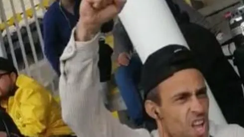 Valdivia celebra con el puño en alto el gol de Colo Colo