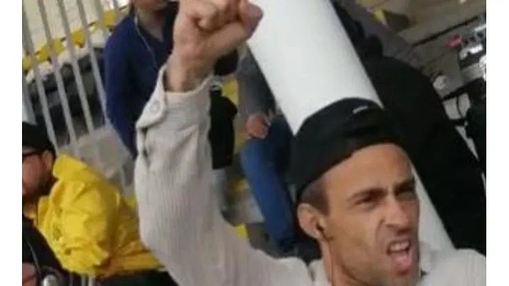 Valdivia celebra con el puño en alto el gol de Colo Colo