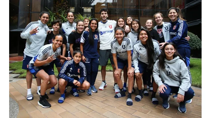 El colombiano Sebastián Yatra comparte con el plantel femenino de la U.