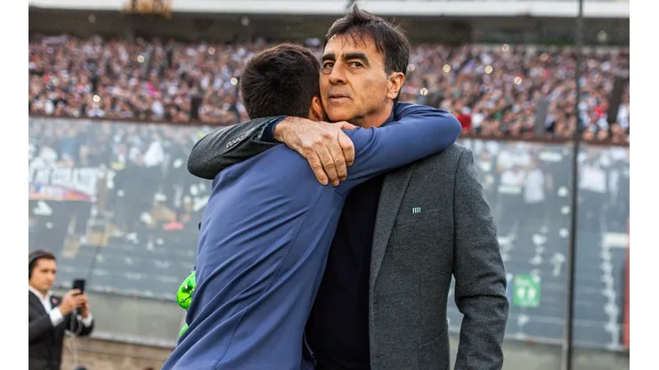 No lo quieren dejar ir: Gustavo Quinteros podría estar viviendo sus últimos partidos en Colo Colo.