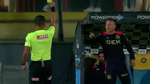 Gustavo Canales recibió tarjeta amarilla por parte de Rodrigo Carvajal. "Cualquier cosa estás cobrando", reprochó el DT interino de Unión Española. (Captura TNT Sports).