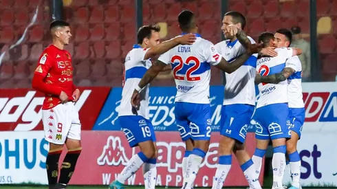 Tomás Asta-Buruaga se abraza con Germán Lanaro tras la victoria de la UC ante la Unión Española.