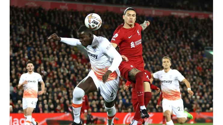 Darwin Nuñez cabecea para anotar el 1-0 del Liverpool